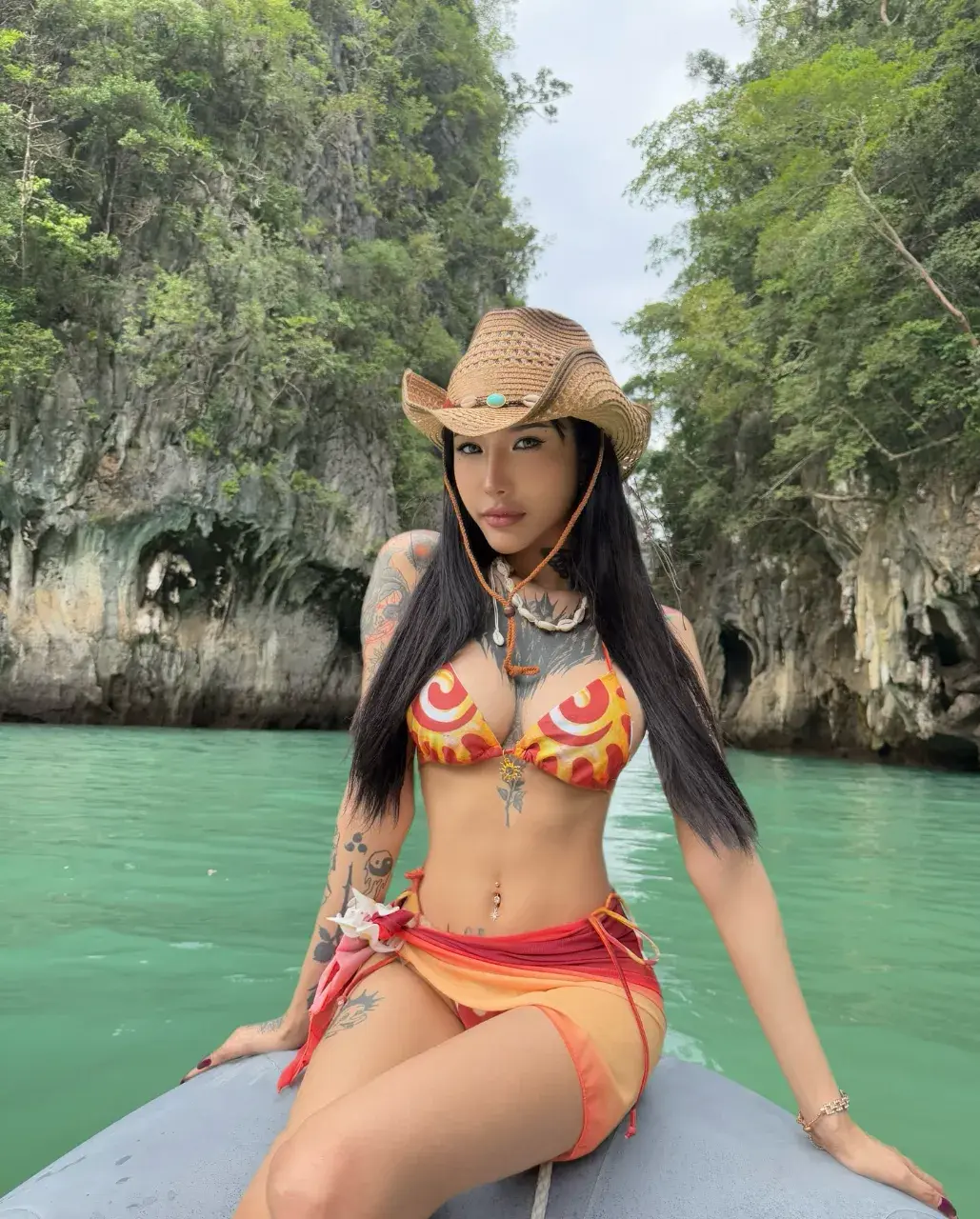 Cornne น้องคอนเน่ นางแบบเซ็กซี่ เน็ตไอดอลหน้าสวย ปนแซ่บ 18+