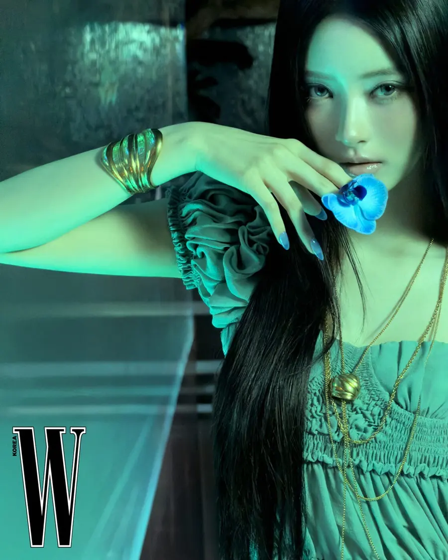 (MEOVV) Anna @ W Korea May 2026