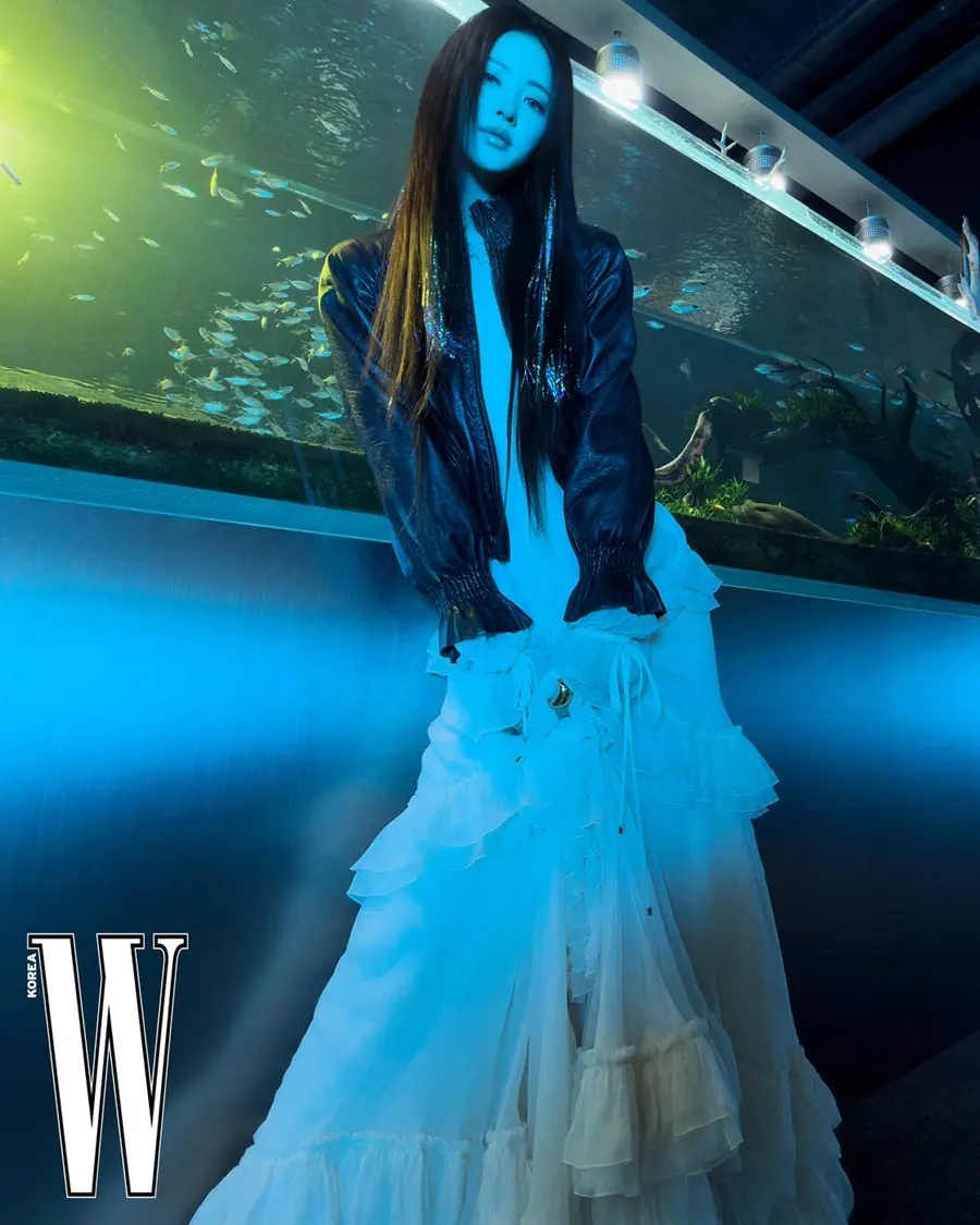(MEOVV) Anna @ W Korea May 2026