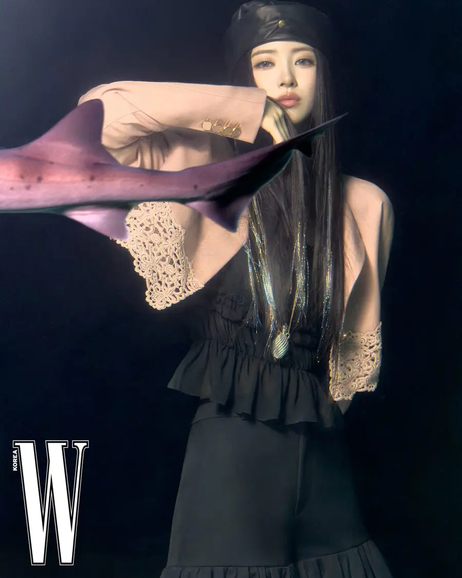 (MEOVV) Anna @ W Korea May 2026