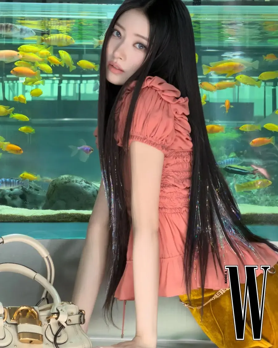 (MEOVV) Anna @ W Korea May 2026