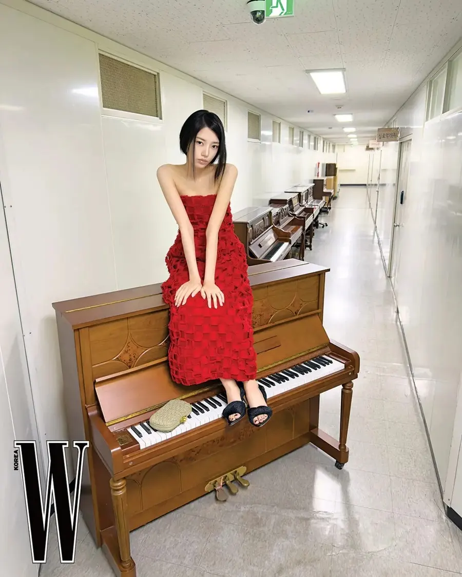 (MEOVV) Sooin @ W Korea May 2026