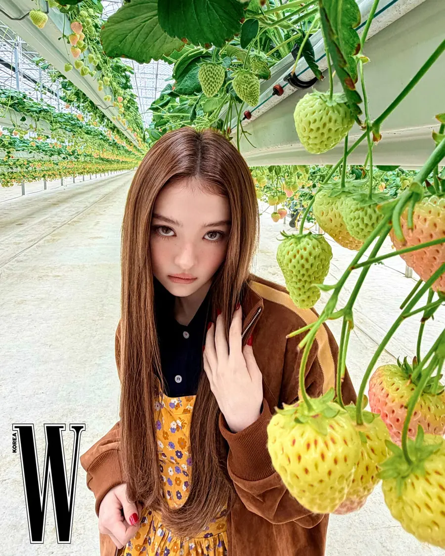 (MEOVV) Ella @ W Korea May 2026