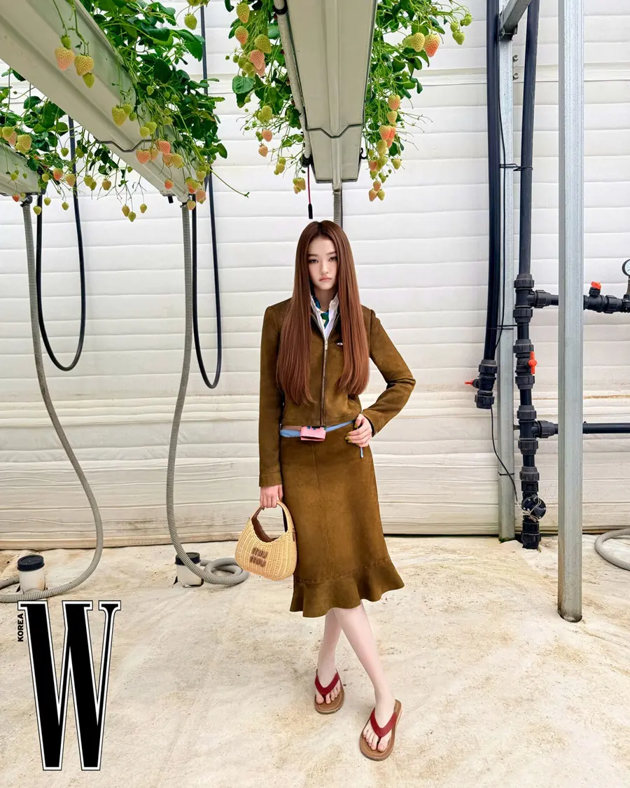 (MEOVV) Ella @ W Korea May 2026