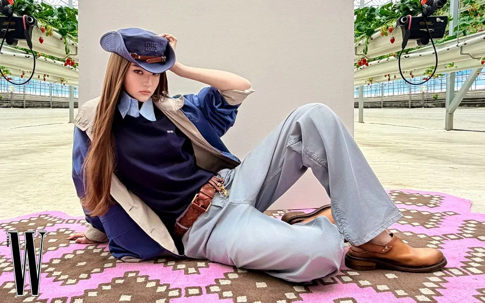 (MEOVV) Ella @ W Korea May 2026