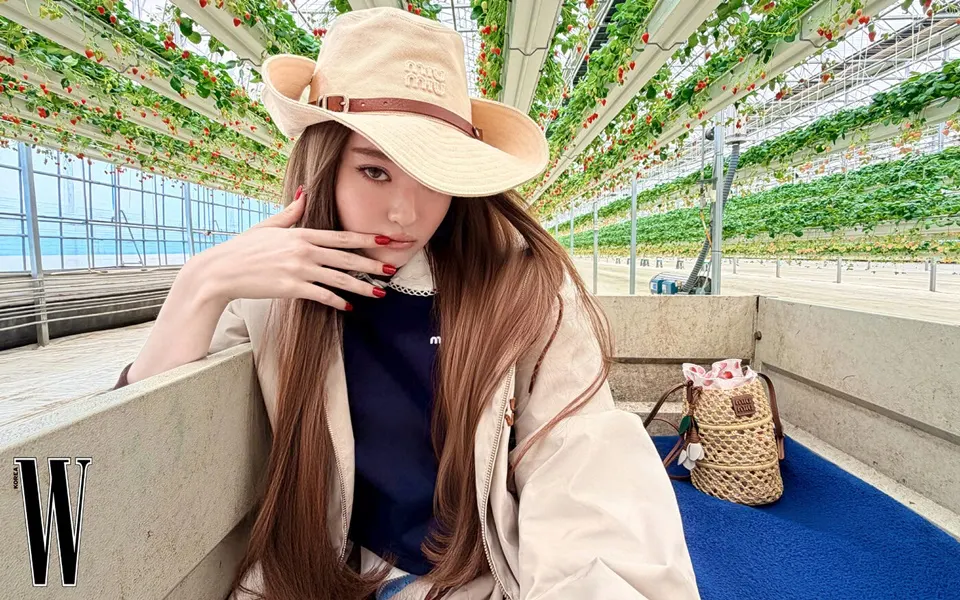 (MEOVV) Ella @ W Korea May 2026