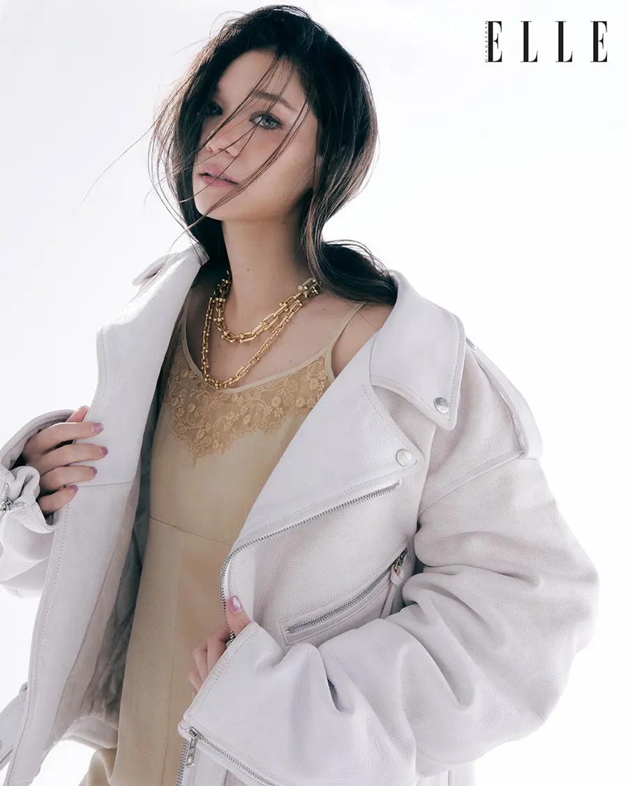 วี-วิโอเลต วอเทียร์ @ ELLE Singapore April 2026