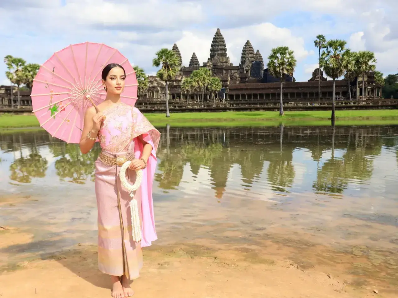 Amy in Thai Dress at Angkor Wat, Former Temple of Siam  🇹🇭