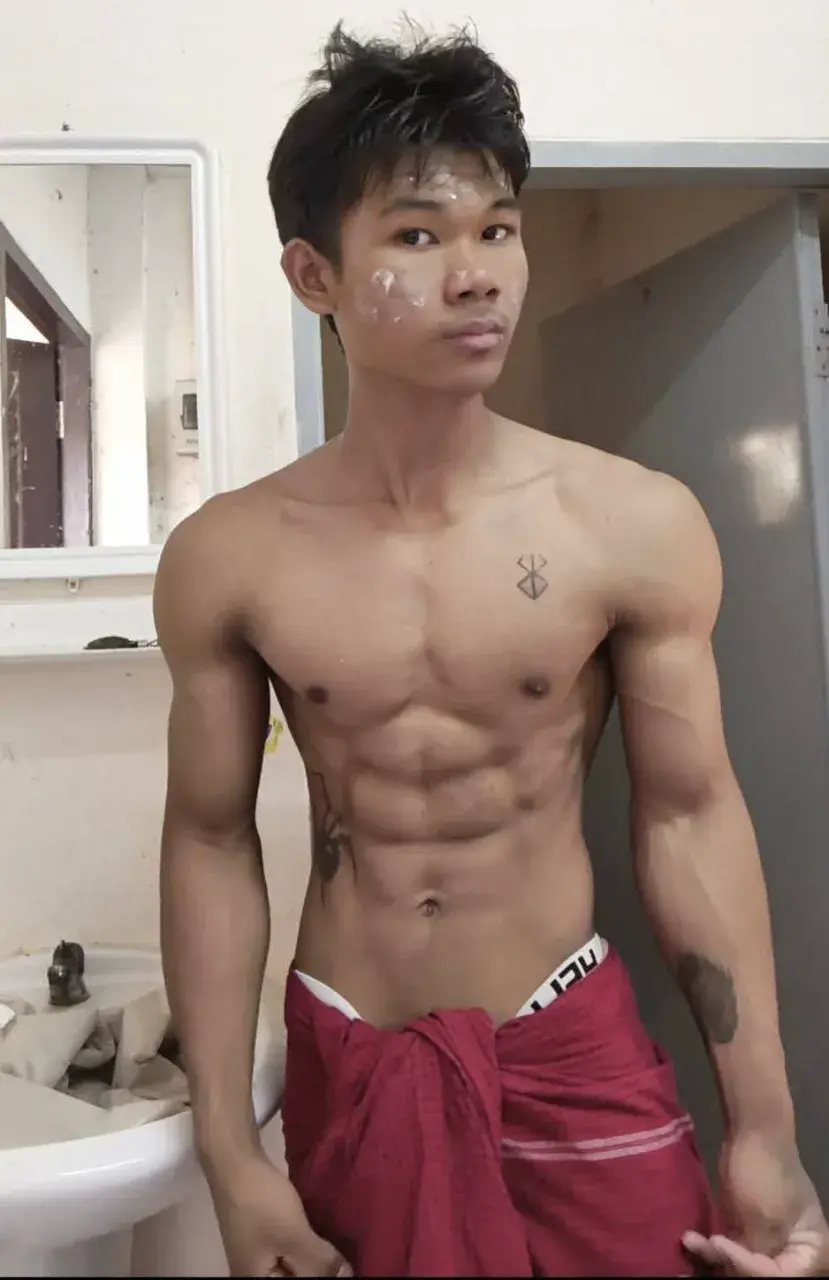 หนุ่มน้อยชาวพม่า กับรูปร่างของเขา