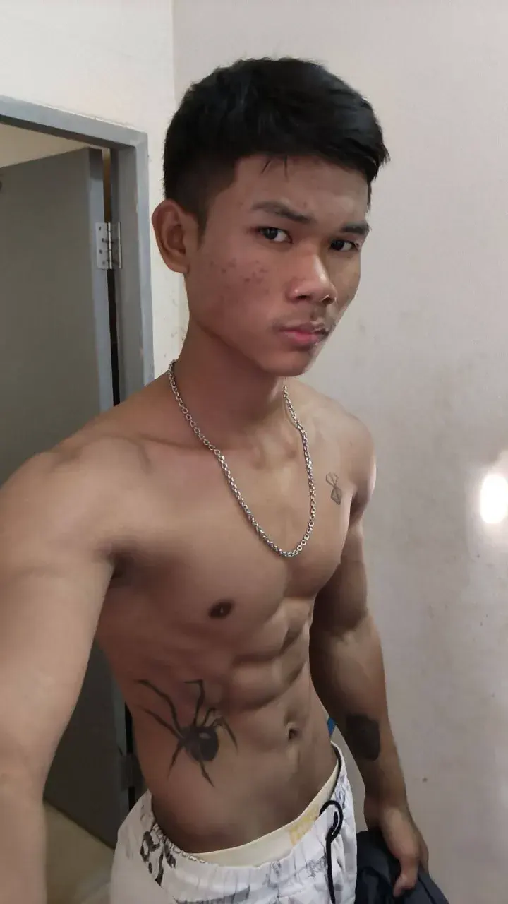 หนุ่มน้อยชาวพม่า กับรูปร่างของเขา