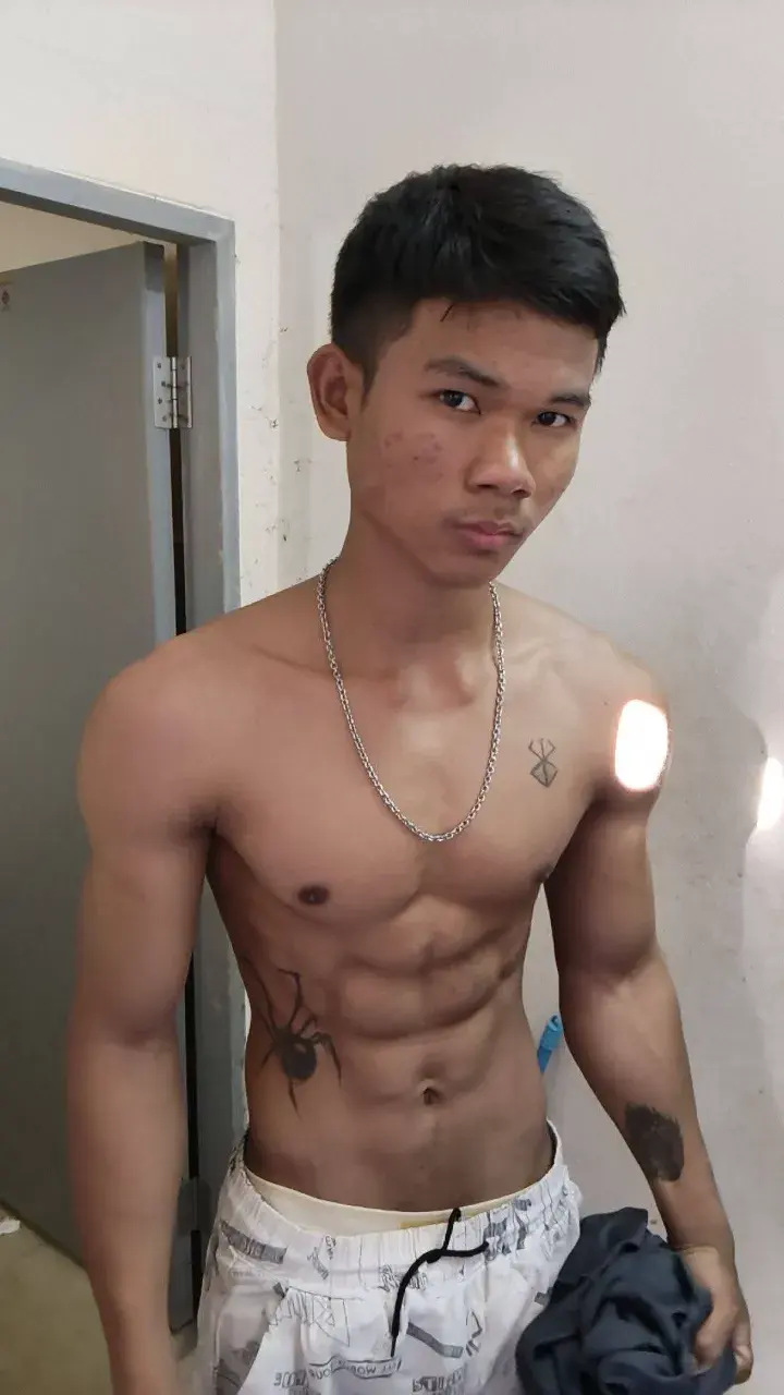 หนุ่มน้อยชาวพม่า กับรูปร่างของเขา