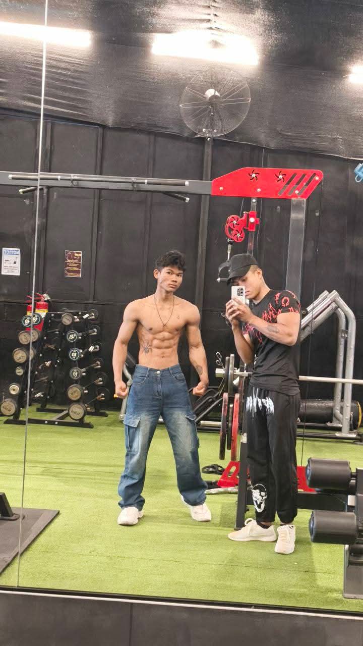 หนุ่มน้อยชาวพม่า กับรูปร่างของเขา