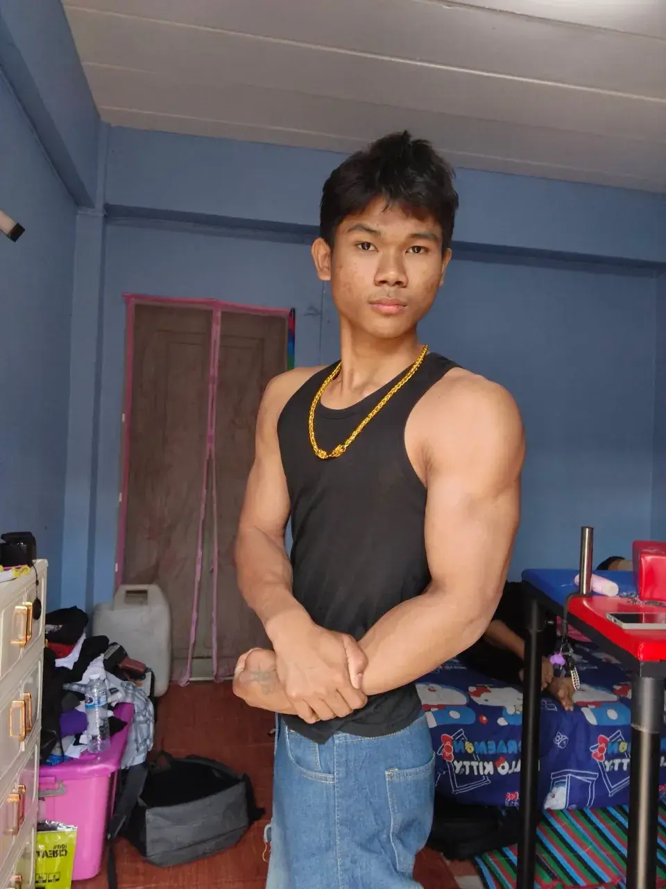 หนุ่มน้อยชาวพม่า กับรูปร่างของเขา