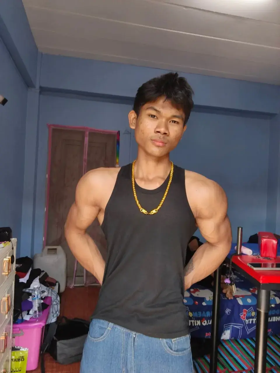 หนุ่มน้อยชาวพม่า กับรูปร่างของเขา