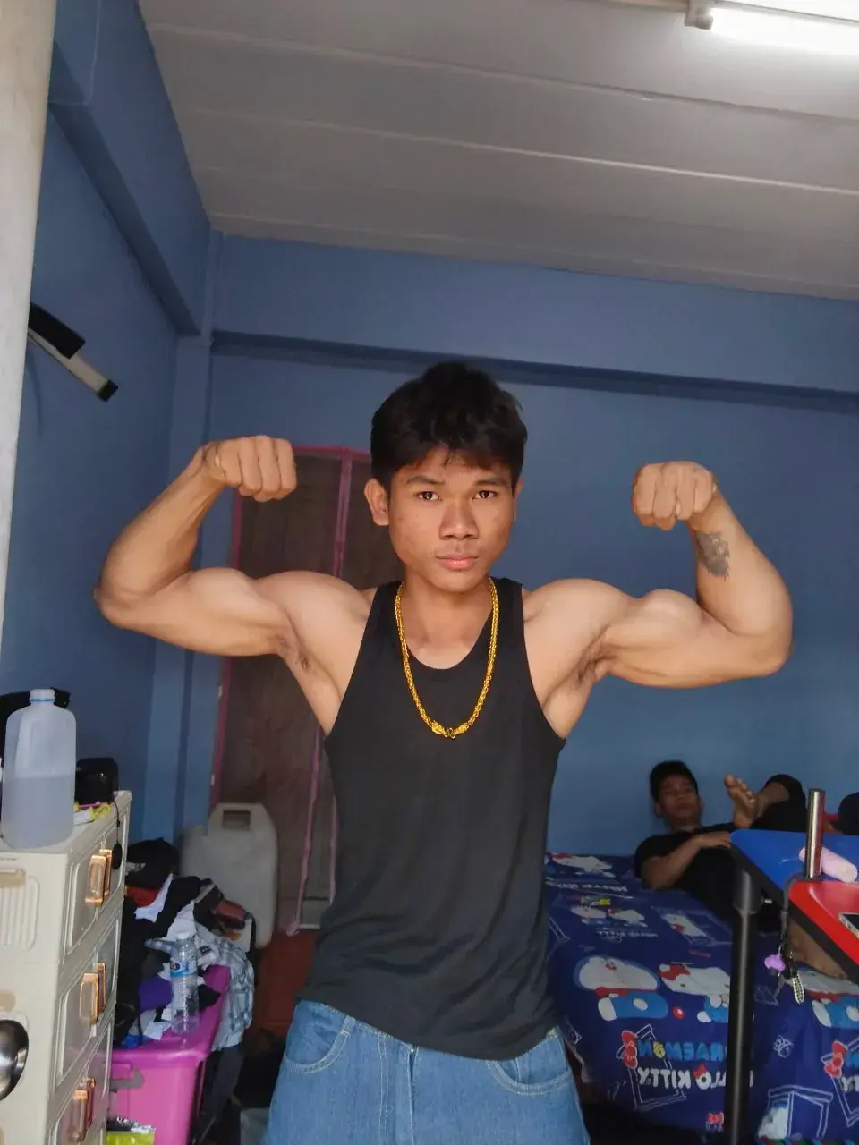 หนุ่มน้อยชาวพม่า กับรูปร่างของเขา