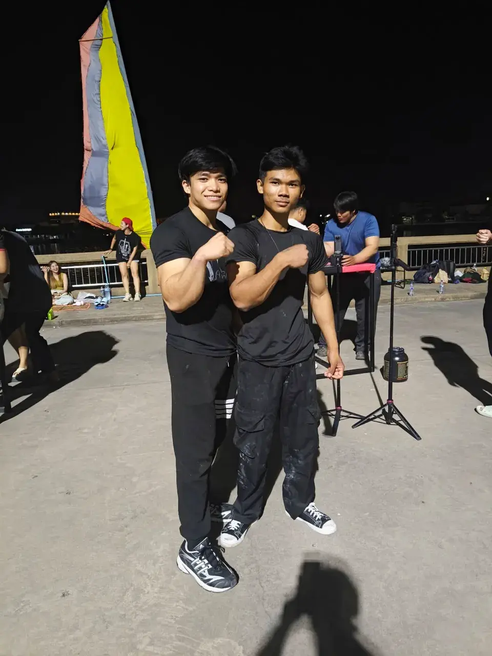 หนุ่มน้อยชาวพม่า กับรูปร่างของเขา