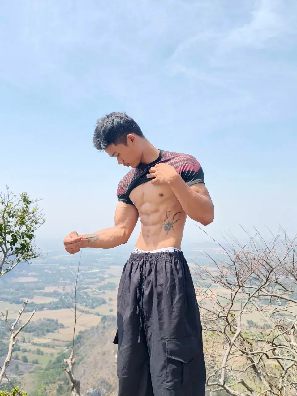 หนุ่มน้อยชาวพม่า กับรูปร่างของเขา