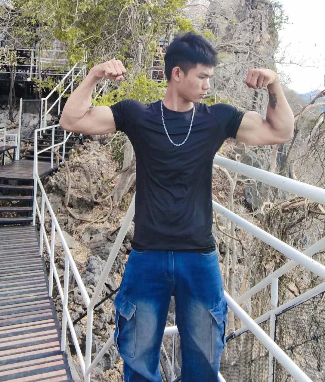 หนุ่มน้อยชาวพม่า กับรูปร่างของเขา