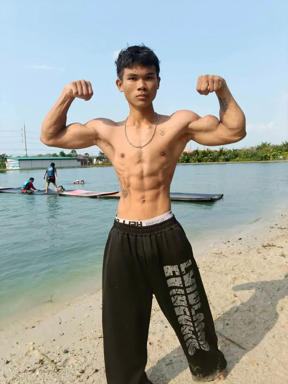 หนุ่มน้อยชาวพม่า กับรูปร่างของเขา