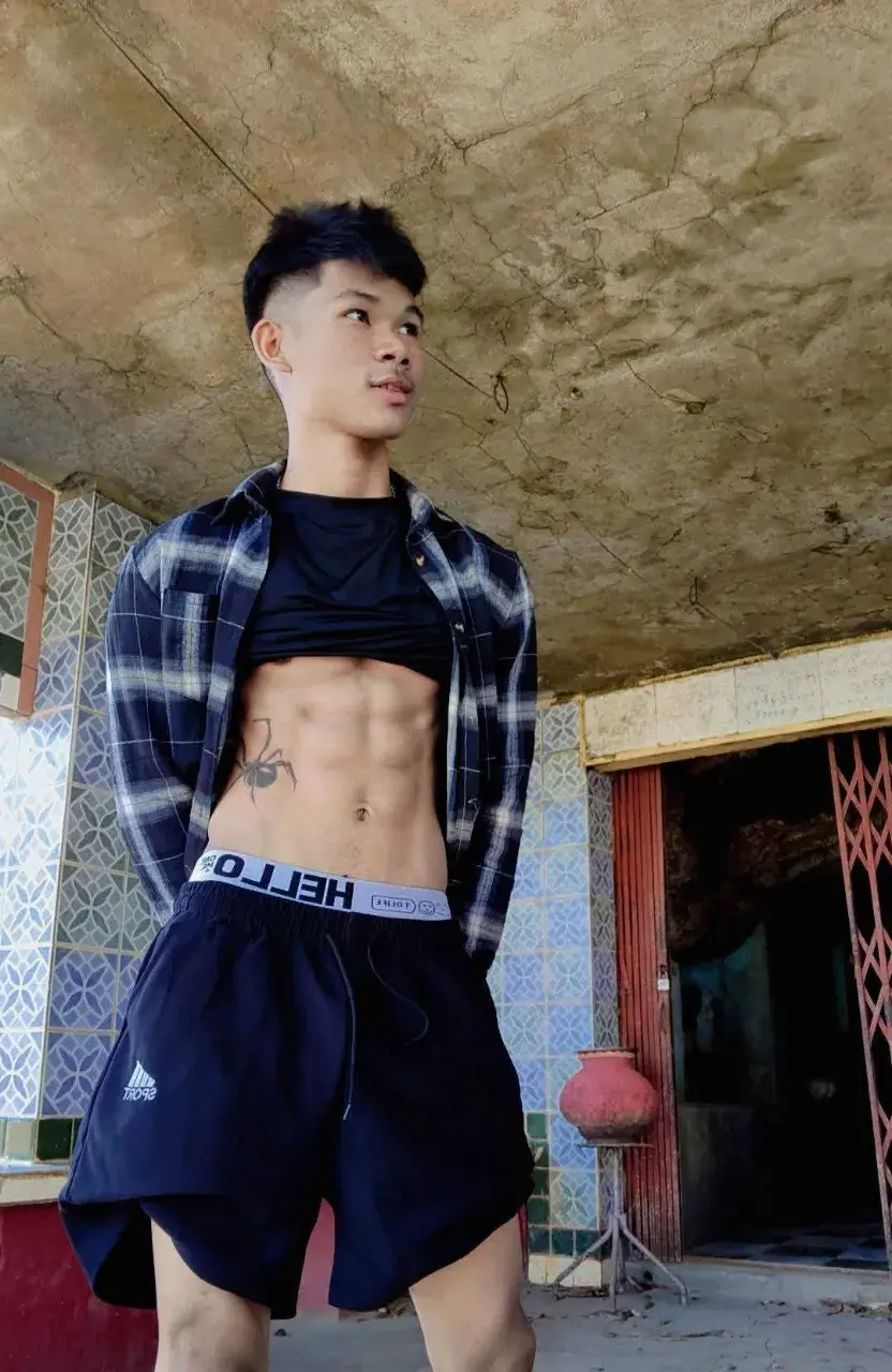 หนุ่มน้อยชาวพม่า กับรูปร่างของเขา