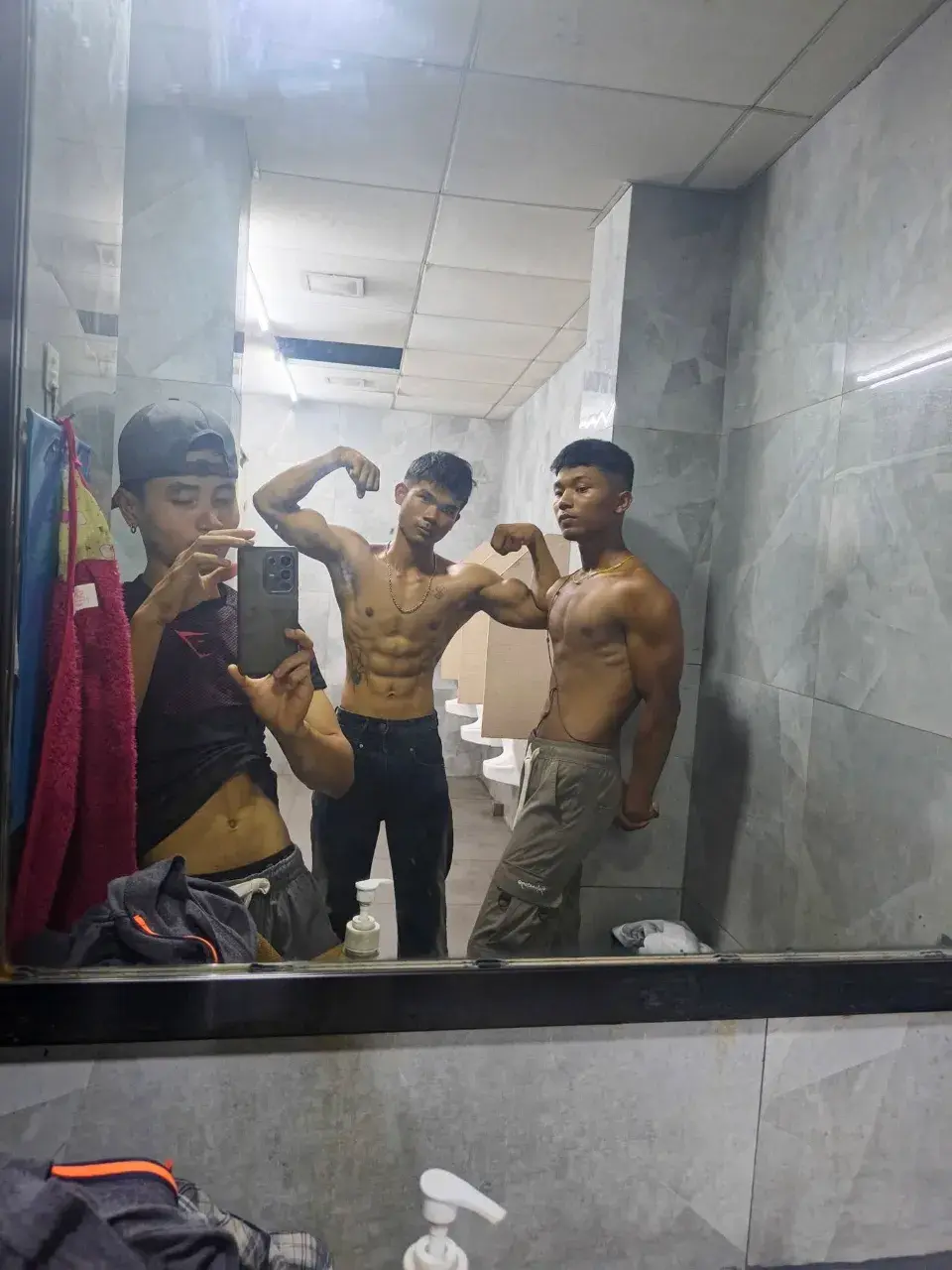 หนุ่มน้อยชาวพม่า กับรูปร่างของเขา