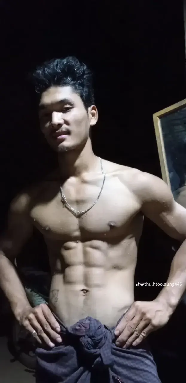 မြန်မာလူငယ်တစ်ဦးနှင့် သူ၏ခန္ဓာหนุ่มพม่ากับรูปร่างของเขาကိုယ်။