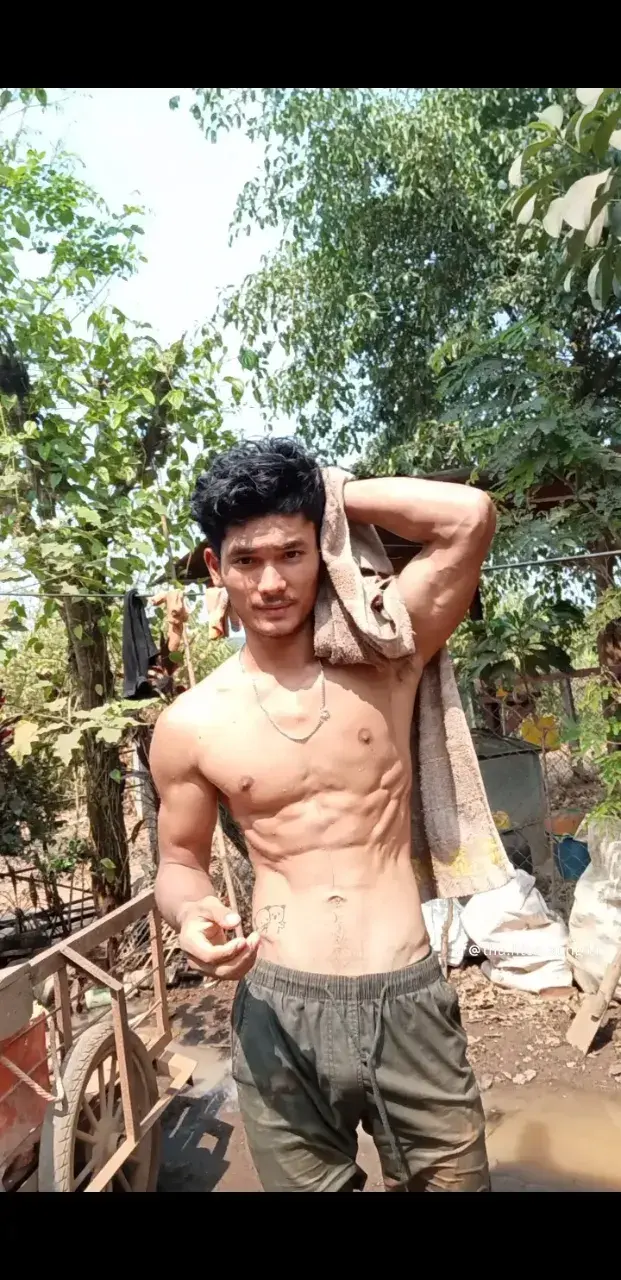 မြန်မာလူငယ်တစ်ဦးနှင့် သူ၏ခန္ဓာหนุ่มพม่ากับรูปร่างของเขาကိုယ်။
