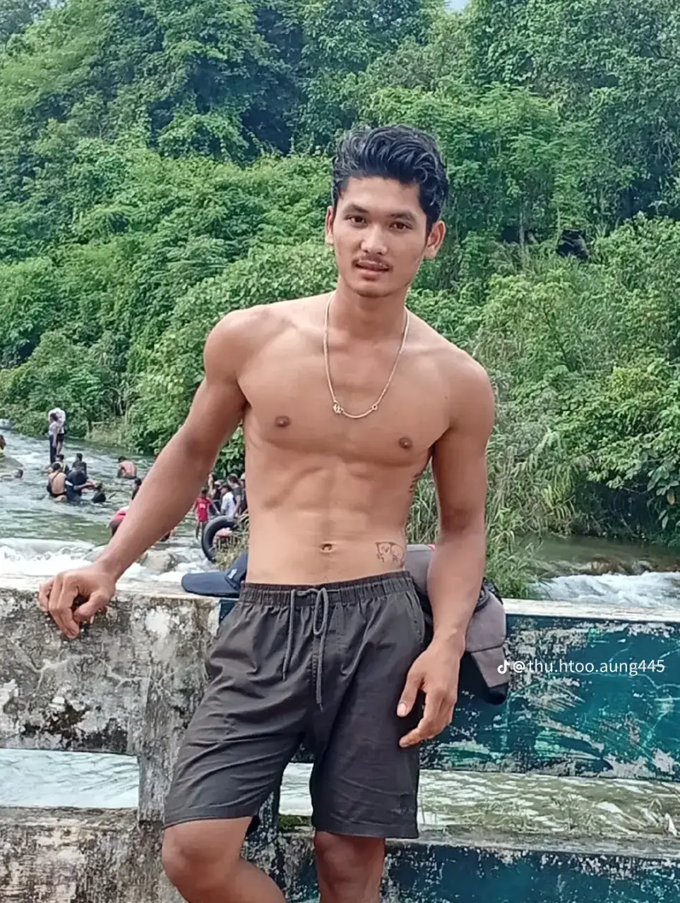 မြန်မာလူငယ်တစ်ဦးနှင့် သူ၏ခန္ဓာหนุ่มพม่ากับรูปร่างของเขาကိုယ်။