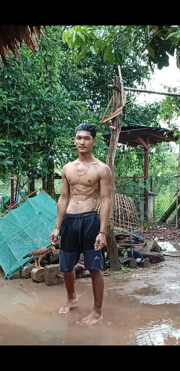 မြန်မာလူငယ်တစ်ဦးနှင့် သူ၏ခန္ဓာหนุ่มพม่ากับรูปร่างของเขาကိုယ်။