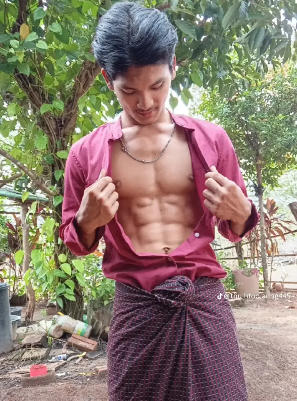 မြန်မာလူငယ်တစ်ဦးနှင့် သူ၏ခန္ဓာหนุ่มพม่ากับรูปร่างของเขาကိုယ်။