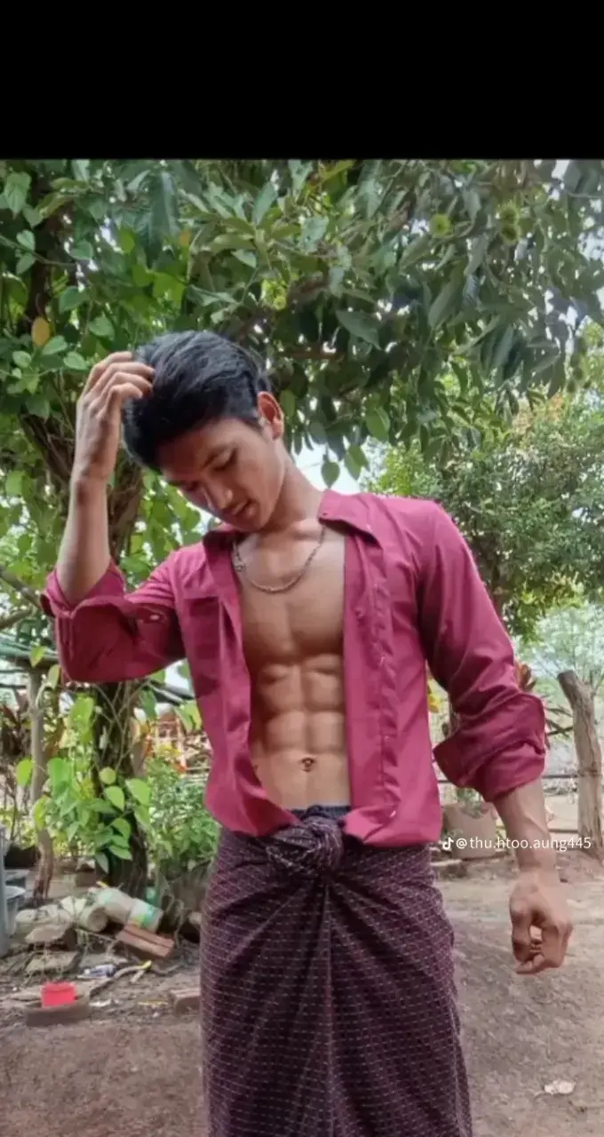 မြန်မာလူငယ်တစ်ဦးနှင့် သူ၏ခန္ဓာหนุ่มพม่ากับรูปร่างของเขาကိုယ်။
