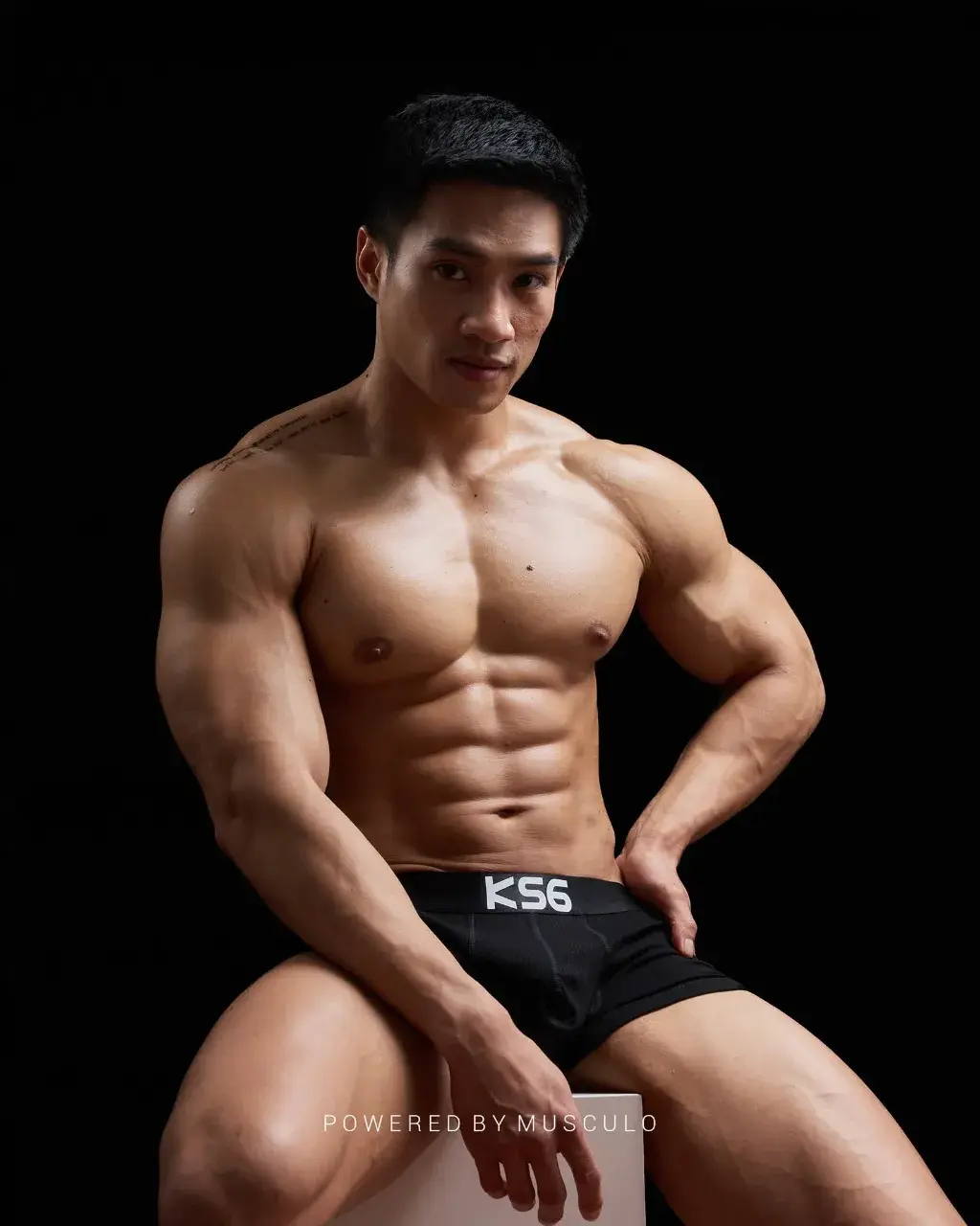 หนุ่มหล่อหุ่นล่ำๆ
