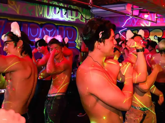 Muscle Bar Osaka สัมผัสประสบการณ์ความบันเทิงยามค่ำคืนสุดพิเศษโดยกลุ่มบันเทิงชายกล้ามหล่อ