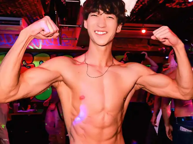 Muscle Bar Osaka สัมผัสประสบการณ์ความบันเทิงยามค่ำคืนสุดพิเศษโดยกลุ่มบันเทิงชายกล้ามหล่อ