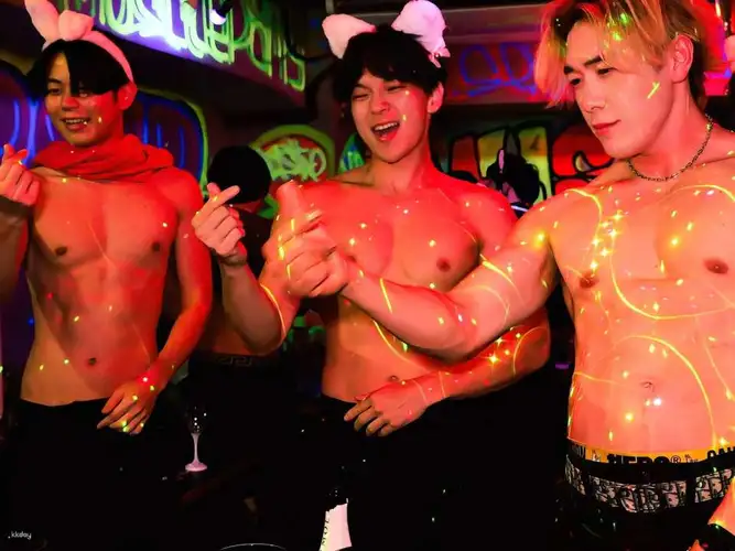 Muscle Bar Osaka สัมผัสประสบการณ์ความบันเทิงยามค่ำคืนสุดพิเศษโดยกลุ่มบันเทิงชายกล้ามหล่อ