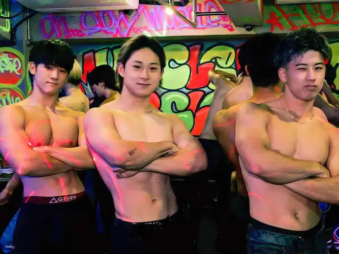 Muscle Bar Osaka สัมผัสประสบการณ์ความบันเทิงยามค่ำคืนสุดพิเศษโดยกลุ่มบันเทิงชายกล้ามหล่อ