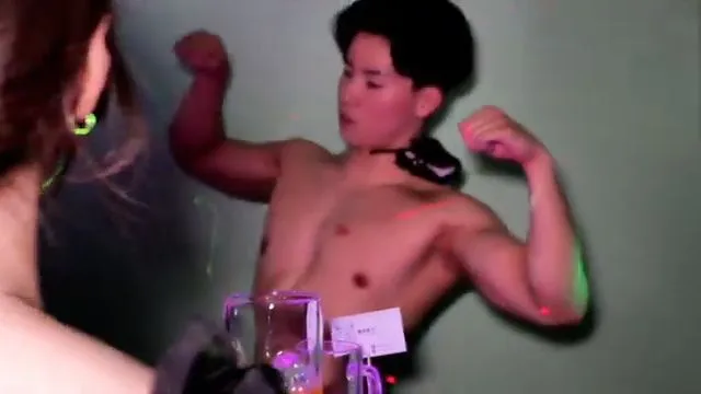 NO.6 Muscle Bar บาร์หนุ่มกล้ามบึ้ม ณ โตเกียว