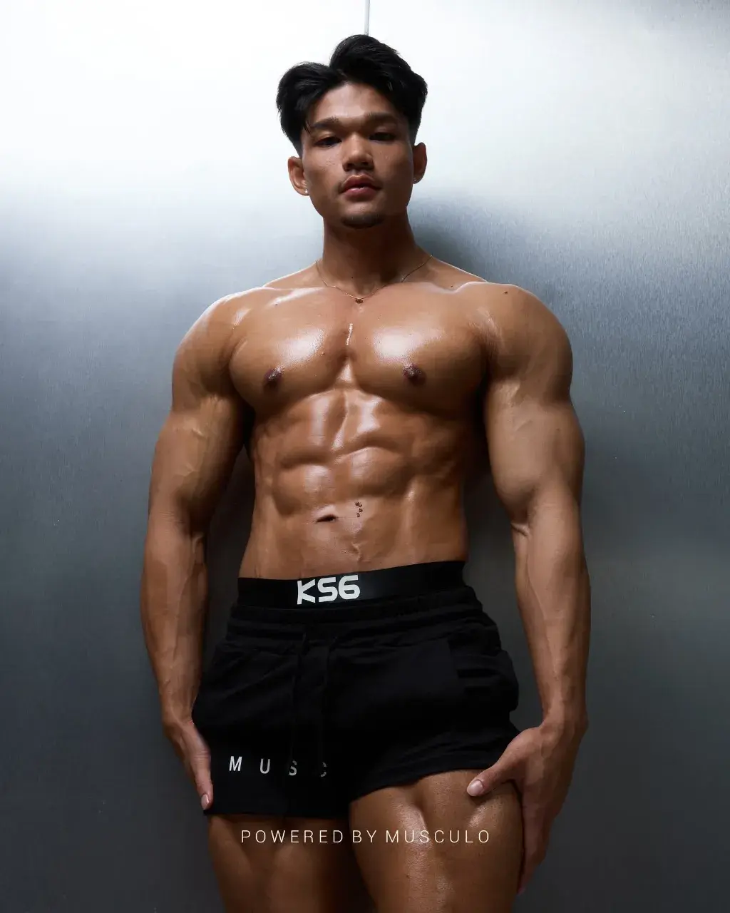 หนุ่มไทยหุ่นล่ำๆ