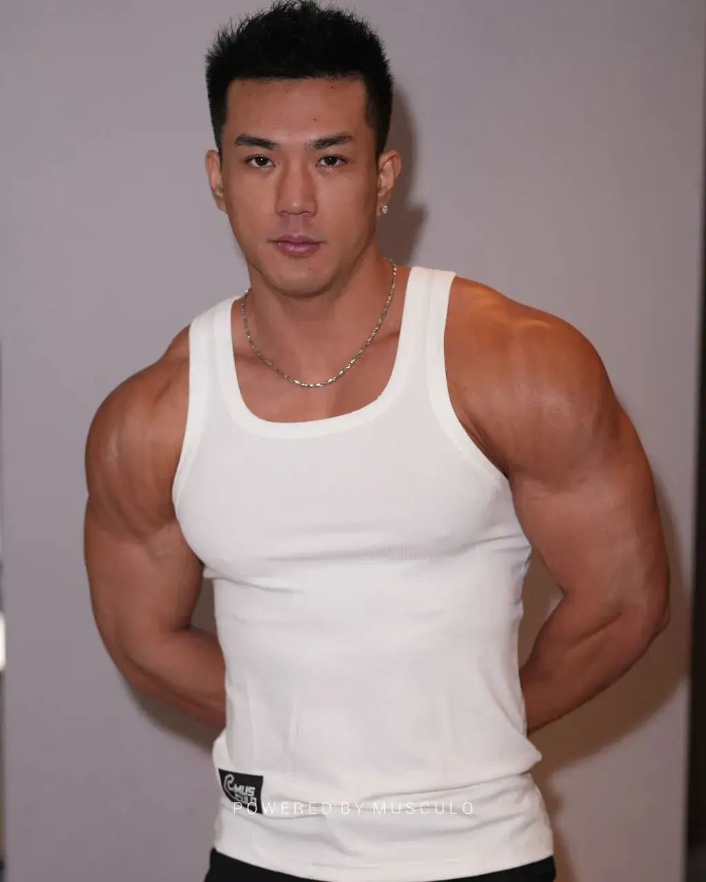 หนุ่มไทยหุ่นล่ำๆ