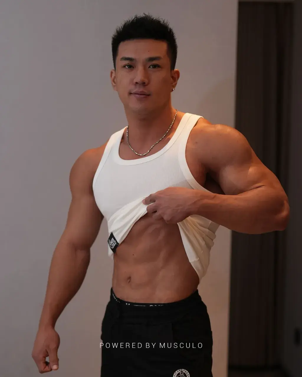 หนุ่มไทยหุ่นล่ำๆ