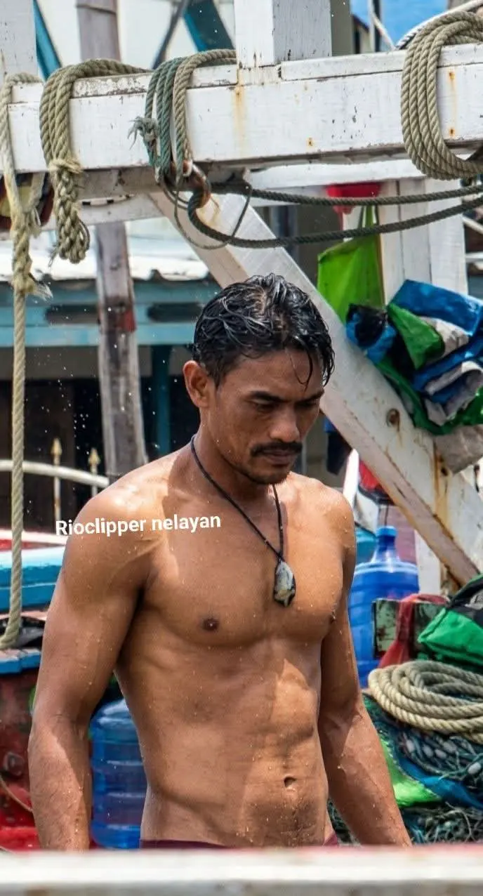 หนุ่มหาปลากับชีวิตบนเรือ