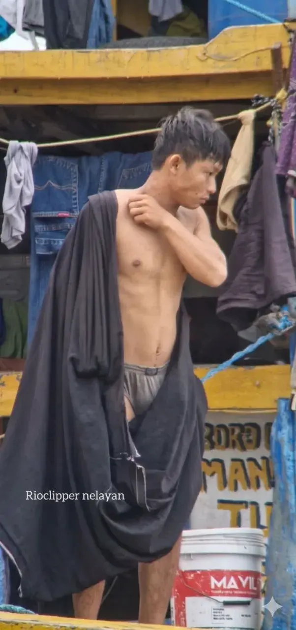 หนุ่มหาปลากับชีวิตบนเรือ
