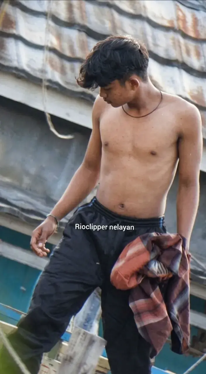 หนุ่มหาปลากับชีวิตบนเรือ