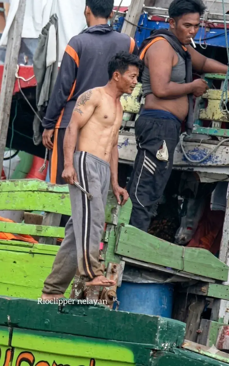หนุ่มหาปลากับชีวิตบนเรือ