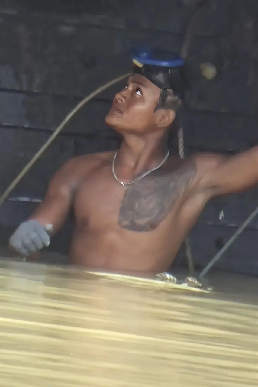 หนุ่มหาปลากับชีวิตบนเรือ