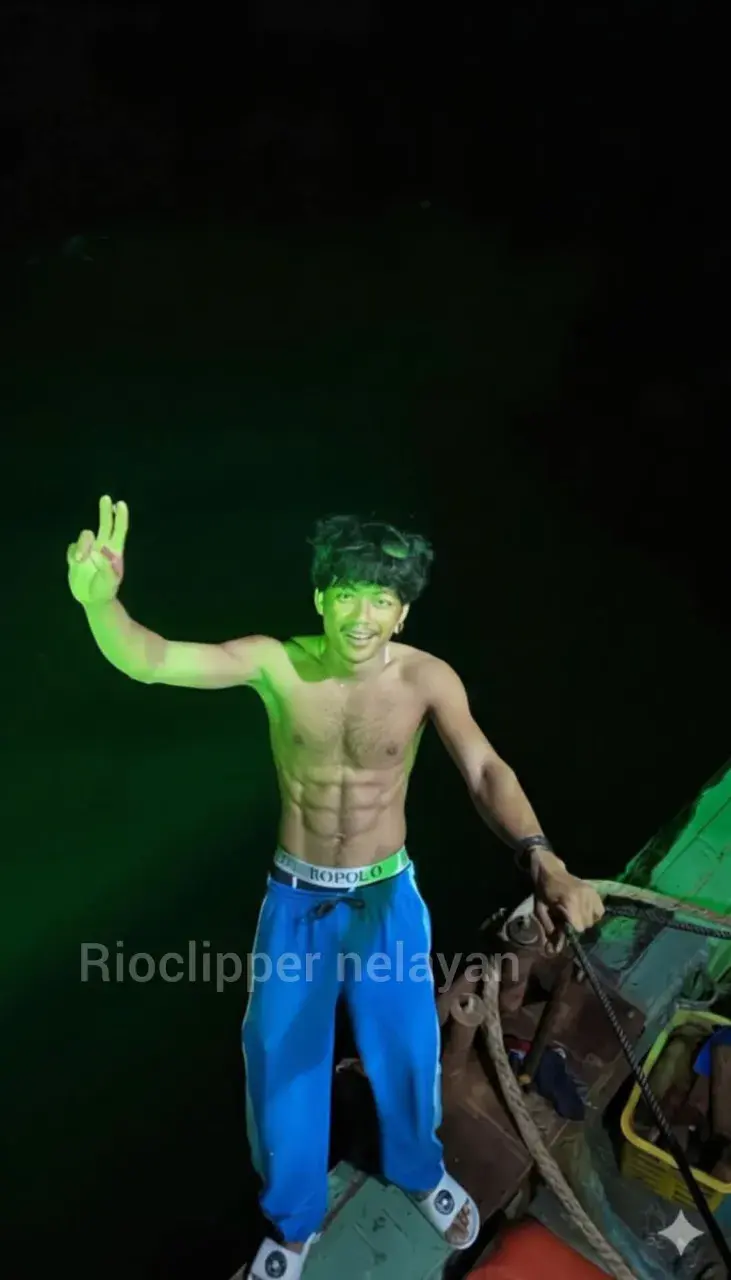 หนุ่มหาปลากับชีวิตบนเรือ