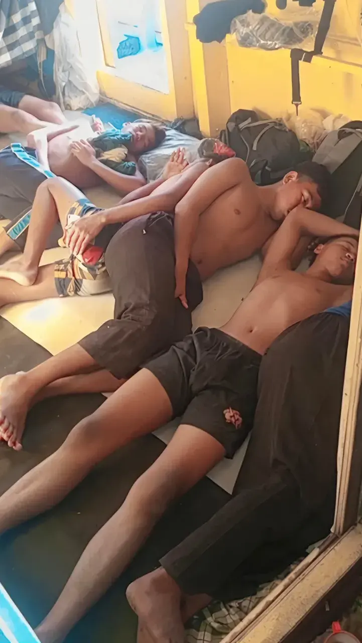หนุ่มหาปลากับชีวิตบนเรือ