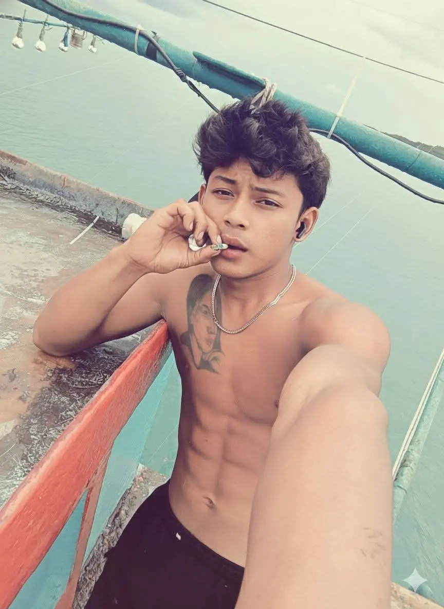 หนุ่มหาปลากับชีวิตบนเรือ