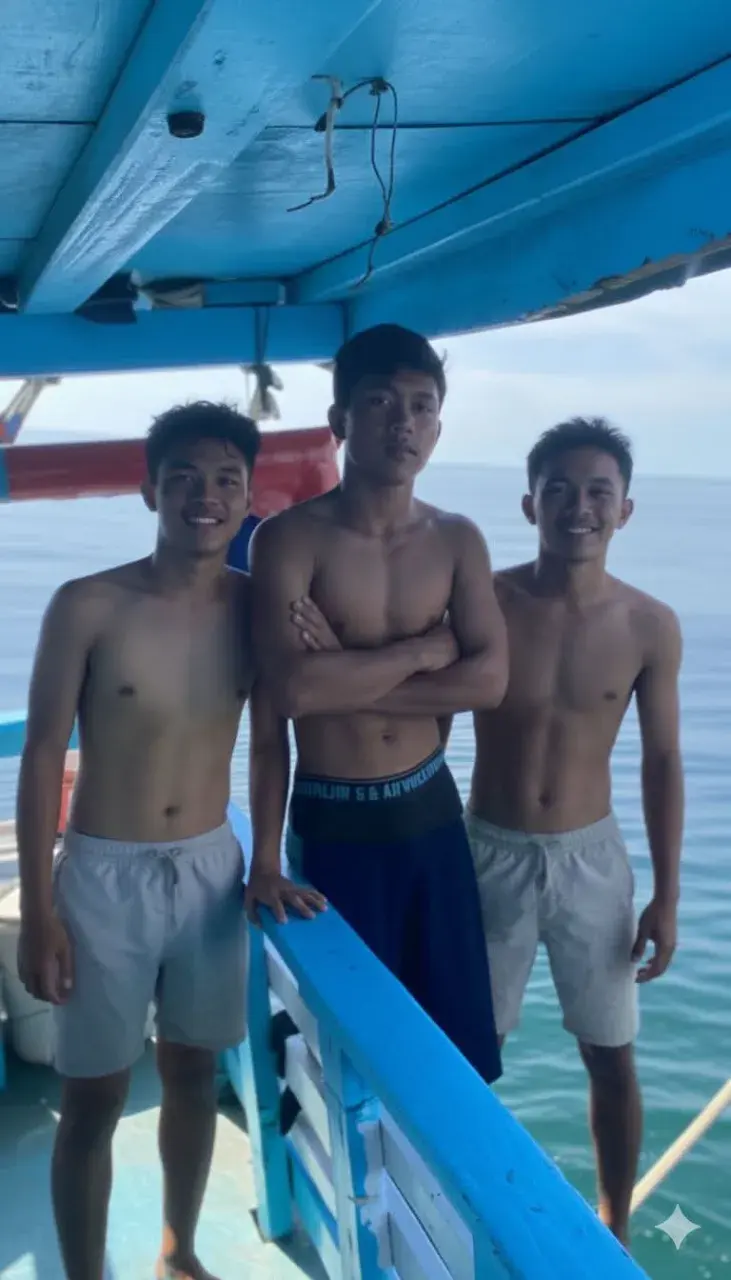 หนุ่มหาปลากับชีวิตบนเรือ
