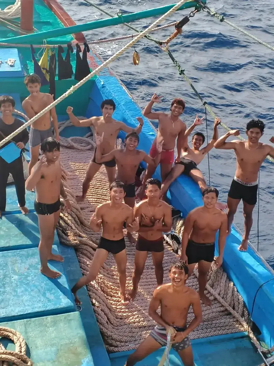 หนุ่มหาปลากับชีวิตบนเรือ